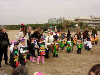 Rua de Carnaval organizada por la escuela GIMBEB&Eacute; en las calles del norte de Gav&agrave; Mar (1 de Febrero de 2008)